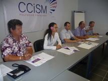 Le Secrétaire Général du Haut-Commissariat, M. Alexandre Rochatte (au centre), avec à sa droite, la représentante du Ministre de l'économie, Ambre Van Cam, et à sa gauche, le délégué régional à la recherche et à la technologie, M. Pierre Mery