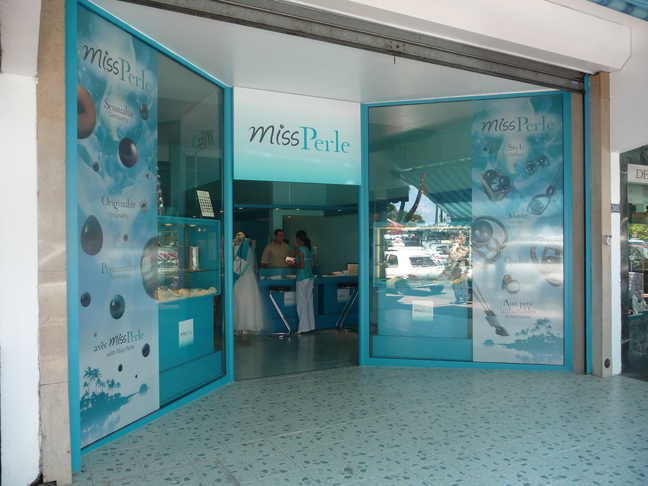 Idéalement située en face de la place Vaiete, la boutique accueillera touristes et croiséristes même le dimanche!