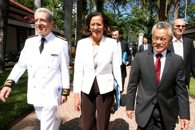 Le Haut-commissaire Adoplhe Colrat, ici en présence de la Ministre Marie-Luce Penchard et du Président Gaston Tong Sang
