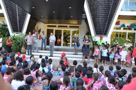 M. Alexandre Rochatte, Secrétraire Général, accueillant les enfants dans la Résidence de Papeete.