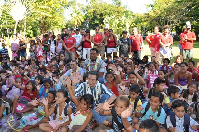 Photo de groupe avec les 400 enfants de l'Association Social Police 2000.