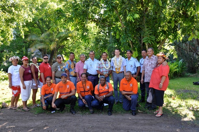 M. Alexandre Rochatte, en compagnie des organisateurs, secouristes de la protection civile.