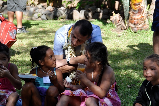 Echange entre le Secrétaire Général et deux petites filles de 5 ans.