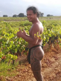 Les photos de Teauahi Roura en pleine vendange font le buzz Les photos de Teauahi Roura en pleine vendange font le buzz