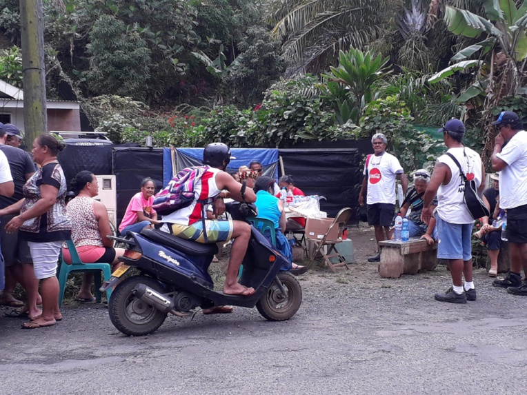 À Bora Bora, les grévistes issus du monde hôtelier se sont retrouvés en bord de route.