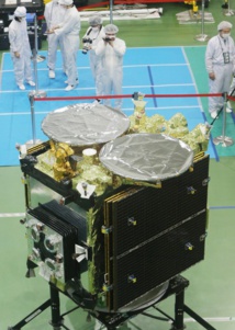 Une sonde japonaise largue deux micro-robots d'exploration au-dessus d'un astéroïde
