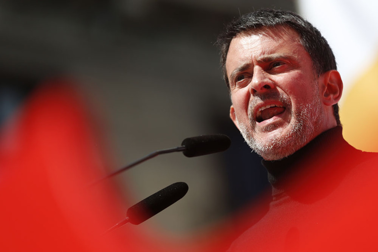 Les appels à la démission de Valls à l'Assemblée se multiplient