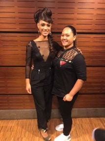 Tevaihere Tara, qui a remporté la médaille d'or, avec sa modèle Jordane. Crédit Facebook MAF. Tevaihere Tara, qui a remporté la médaille d'or, avec sa modèle Jordane. Crédit Facebook MAF.