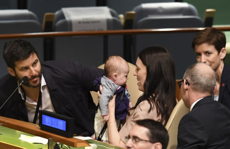 La Première ministre néo-zélandaise et son bébé, vedettes à l'ONU La Première ministre néo-zélandaise et son bébé, vedettes à l'ONU