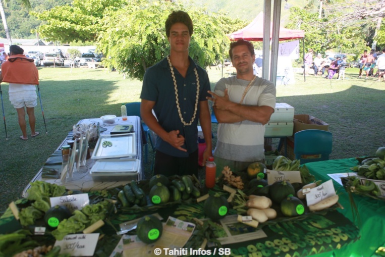 Des stands de produits locaux bio étaient présents Des stands de produits locaux bio étaient présents