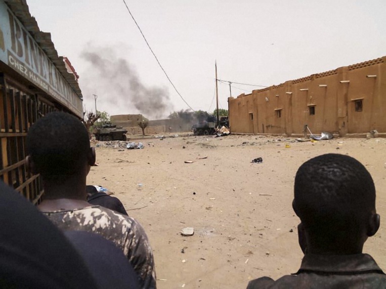 Mali: 35 morts en une semaine, Paris largue des parachutistes