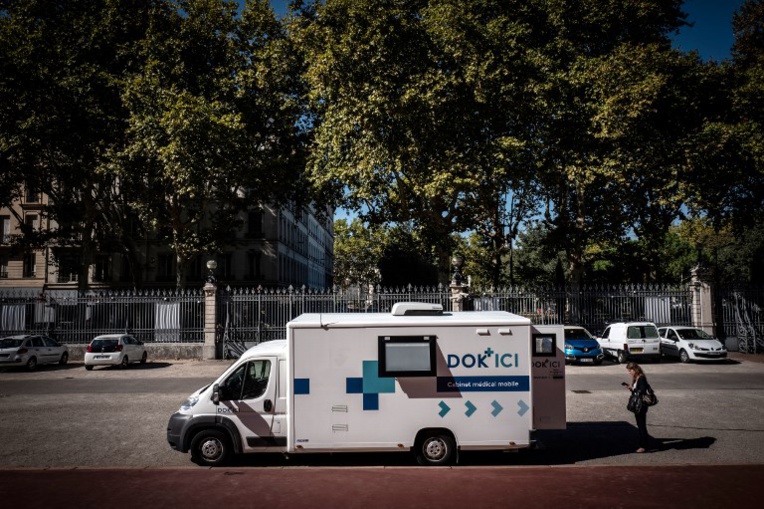 Contre les déserts médicaux, des tournées de médecins en camionnettes
