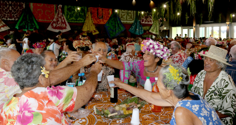 Un repas pour les matahiapo de Paea