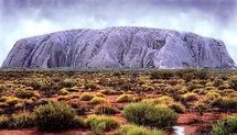 Inhabituel: des cascades déferlent sur les façades du célèbre Ayers Rock