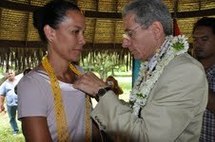Remise de l’insigne de chevalier de l’Ordre national du Mérite  à Mme June CHAVE épouse VIVISH