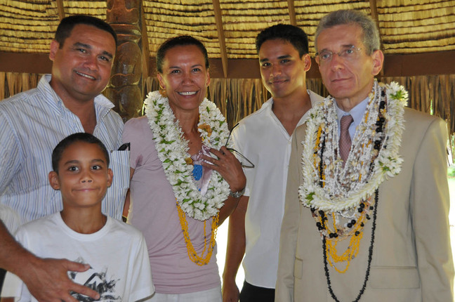 Remise de l’insigne de chevalier de l’Ordre national du Mérite  à Mme June CHAVE épouse VIVISH