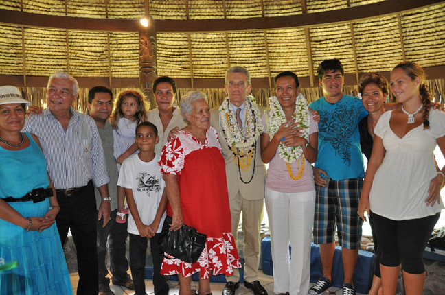 Remise de l’insigne de chevalier de l’Ordre national du Mérite  à Mme June CHAVE épouse VIVISH