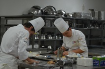 Steeven Nhun Fat et Pierre Baulu-Havard, médaillés d'argent au concours culinaire des lycées Asie-Pacifique Steeven Nhun Fat et Pierre Baulu-Havard, médaillés d'argent au concours culinaire des lycées Asie-Pacifique