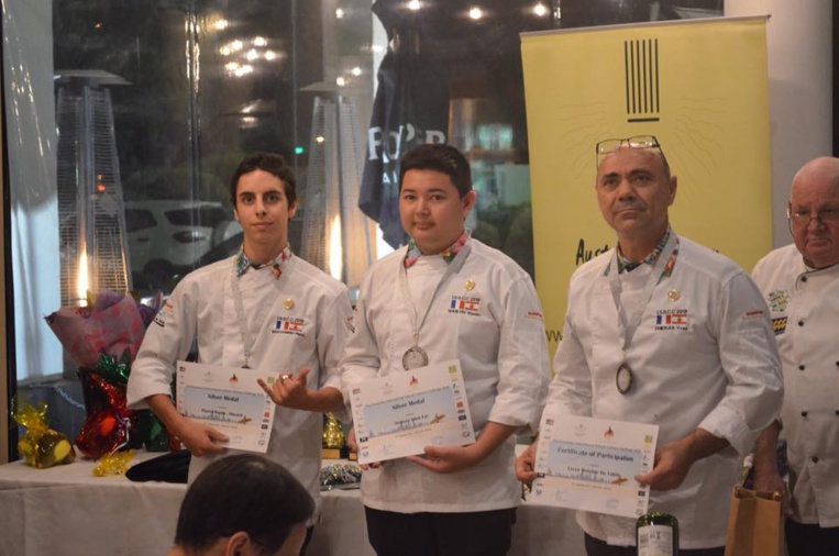 Steeven Nhun Fat et Pierre Baulu-Havard, médaillés d'argent au concours culinaire des lycées Asie-Pacifique Steeven Nhun Fat et Pierre Baulu-Havard, médaillés d'argent au concours culinaire des lycées Asie-Pacifique