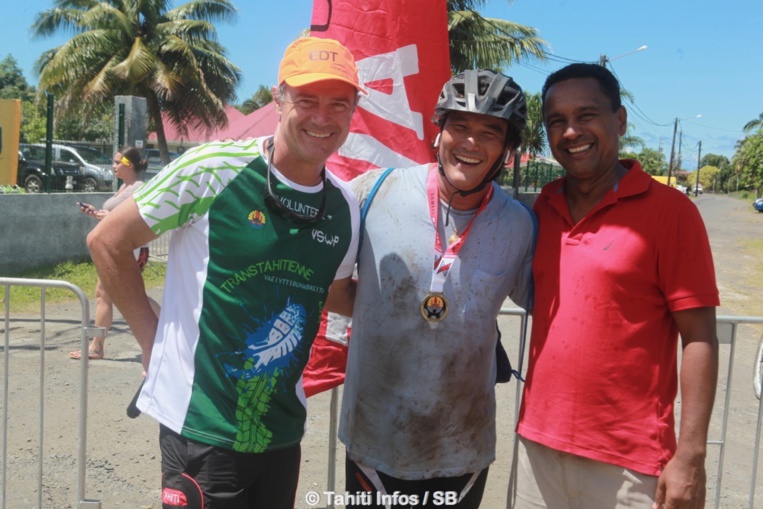 Jean-Michel Monot avec Patrick Moux et Tearii Alpha Jean-Michel Monot avec Patrick Moux et Tearii Alpha