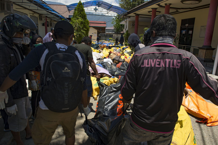 Indonésie: les enterrements de masse commencent, 191.000 personnes ont besoin d'aide