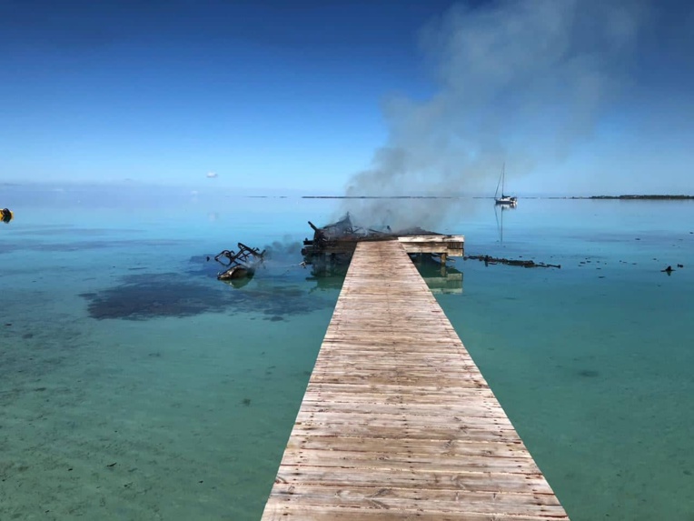 Fakarava: un bateau de plongée explose Fakarava: un bateau de plongée explose