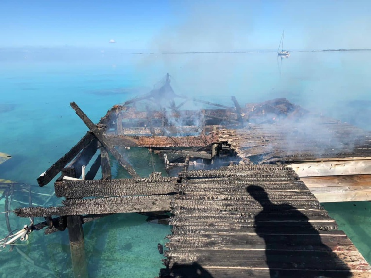 Fakarava: un bateau de plongée explose Fakarava: un bateau de plongée explose