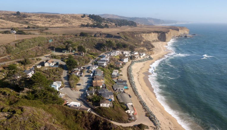 Surfeurs 1, milliardaire 0: en Californie, la plage reste ouverte à tous