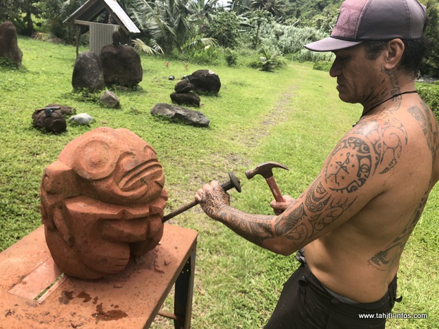 Ruben est sculpteur sur pierres et tatoueur.