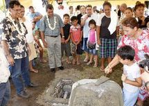 POSE DE LA PREMIÈRE PIERRE DE LA MJC DE PAPENOO