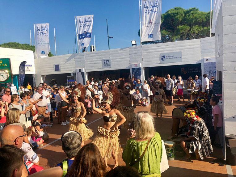 Un show tahitien au coeur du village en guise de préambule au cocktail d’inauguration. Un show tahitien au coeur du village en guise de préambule au cocktail d’inauguration.