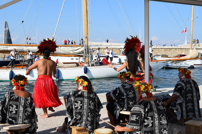 Les régatiers des régates royales sont accueillis à leur arrivée au port par une troupe de danse tahitienne et ses musiciens. Les régatiers des régates royales sont accueillis à leur arrivée au port par une troupe de danse tahitienne et ses musiciens.