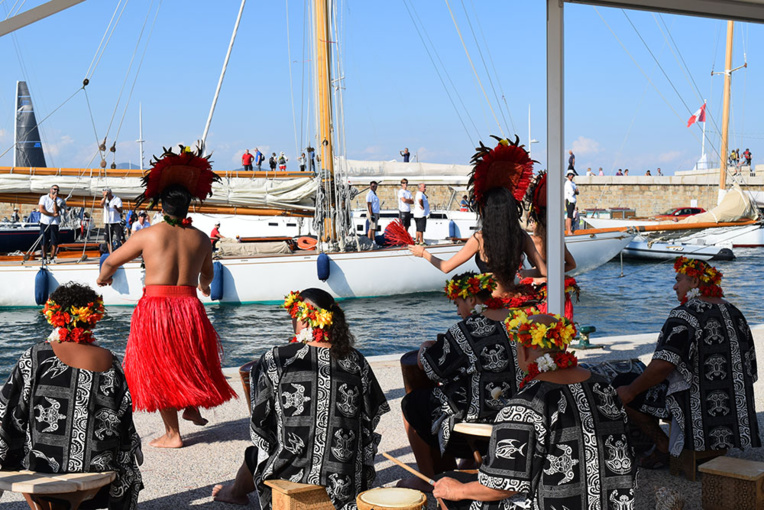 Les régatiers des régates royales sont accueillis à leur arrivée au port par une troupe de danse tahitienne et ses musiciens.