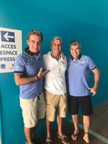 Pierre COSSO et Thierry BERNICOT accueillis par Pierre (en blanc) sur son bateau, le Lady Jo. Pierre COSSO et Thierry BERNICOT accueillis par Pierre (en blanc) sur son bateau, le Lady Jo.