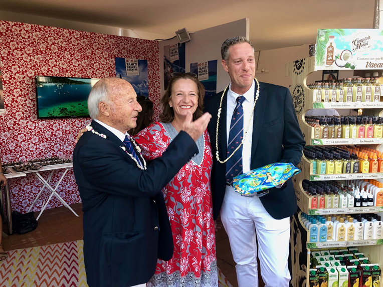 De gauche à droite : Jean-Pierre TUVERI (Maire de Saint-Tropez), Stéphanie BETZ (Consultante nautique - Archipelagoes) et Tony OLLER (Président de la Société Nautique de Saint-Tropez). De gauche à droite : Jean-Pierre TUVERI (Maire de Saint-Tropez), Stéphanie BETZ (Consultante nautique - Archipelagoes) et Tony OLLER (Président de la Société Nautique de Saint-Tropez).