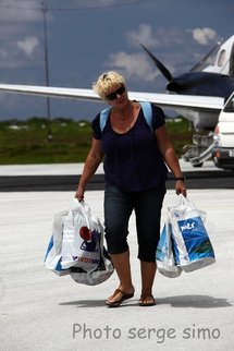 Sur le tarmac à Anaa à l'occasion  du tournage du film de Mathieu Kassovitz (photo Serge Simo)