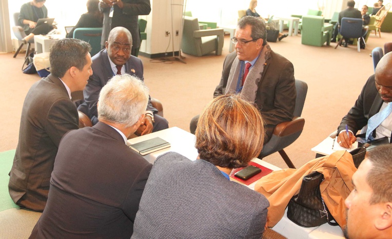 Le président Fritch s’est entretenu lundi soir à New York avec l’ambassadeur du Libéria, Dee-Maxwell Saah Kemayah Sr, le président de la 4ème commission de l’ONU, en charge des questions de politique spéciales et de la décolonisation.