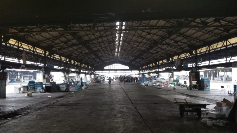 A Tsukiji, quelques dizaines de marchands et inconditionnels font de la résistance.