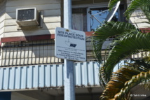 A deux mètres de la vitrine brisée d'Elga, ce panneau annonçant la vidéosurveillance du quartier. Il ne semble pas avoir été efficace.
