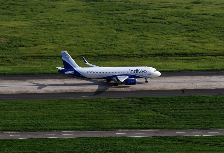 Un avion d'Air India percute un mur au décollage, mais poursuit son vol