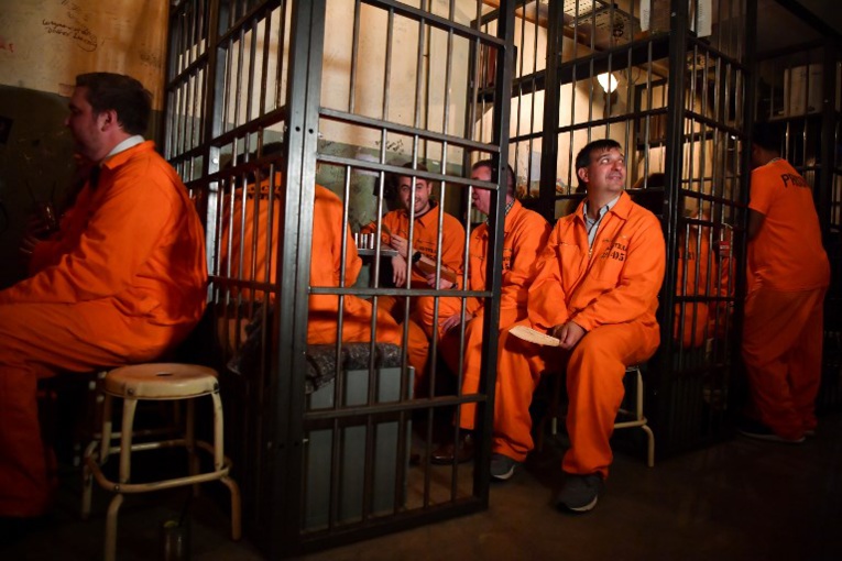 Cellules à barreaux et uniformes de détenus dans un bar-concept londonien Cellules à barreaux et uniformes de détenus dans un bar-concept londonien