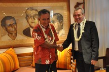 Oscar Temaru a accueilli le nouveau haut-commissaire M. Richard Didier à l'assemblée