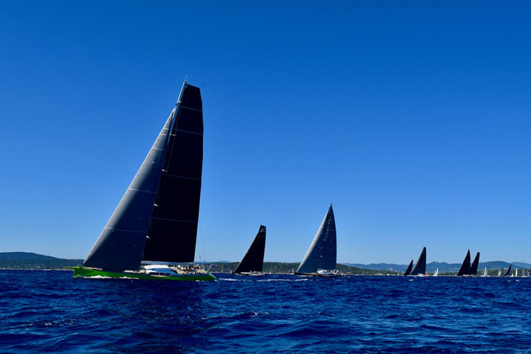 Sur l’eau, le ballet offert par les 300 bateaux en course est majestueux. Sur l’eau, le ballet offert par les 300 bateaux en course est majestueux.