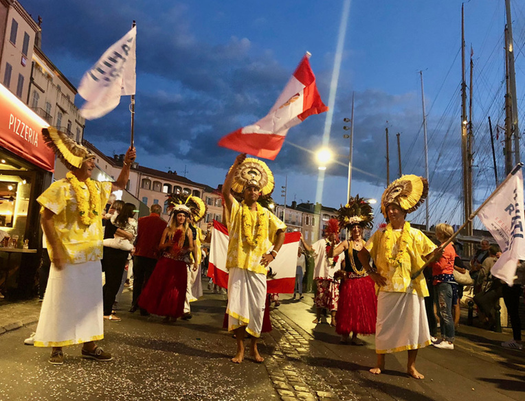 Les rues de Saint-Tropez aux couleurs de Tahiti grâce aux bénévoles de l’association Raiatea Regatta et à l’équipage vainqueur de la TPR 2019.