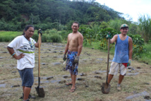 Trois jeunes travaillent avec Jean-Baptiste. Trois jeunes travaillent avec Jean-Baptiste.