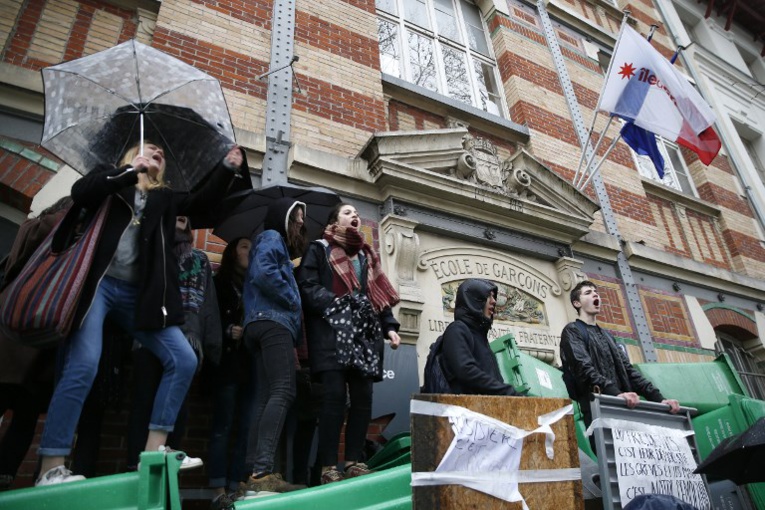 En banlieue parisienne, un lycée "symbole" de la lutte contre l'amiante à l'école