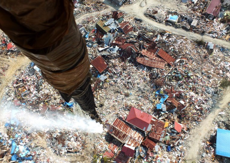 Indonésie: des hélicoptères désinfectent les zones touchées par le séisme