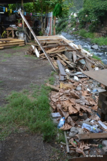Avant de se retrouver collés au mur de Marie-Yolande, les cochons étaient hébergés dans un enclos plus près de la maison de la voisine... Mais le terrain s'est effondré dans la rivière. Avant de se retrouver collés au mur de Marie-Yolande, les cochons étaient hébergés dans un enclos plus près de la maison de la voisine... Mais le terrain s'est effondré dans la rivière.