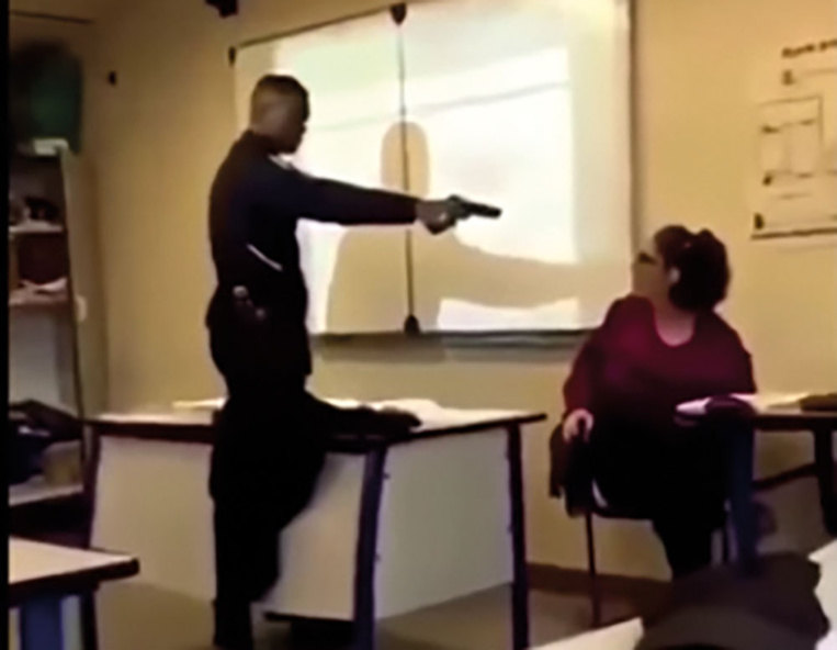 Le lycéen qui avait braqué sa professeure avec une arme factice mis en examen Le lycéen qui avait braqué sa professeure avec une arme factice mis en examen