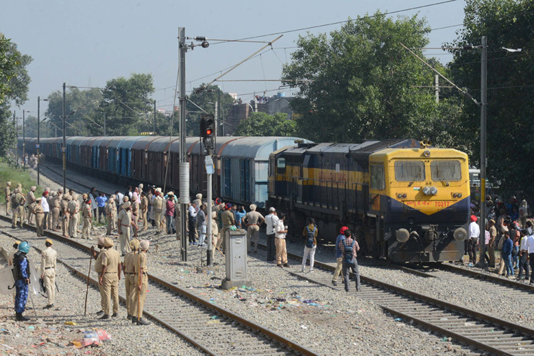 Un train percute une foule en Inde : une soixantaine de morts